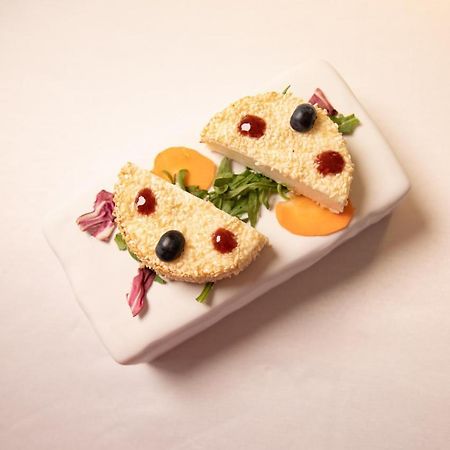 Hotel Villa Pascucci Дуррес Экстерьер фото A decorated cheese and fruit platter