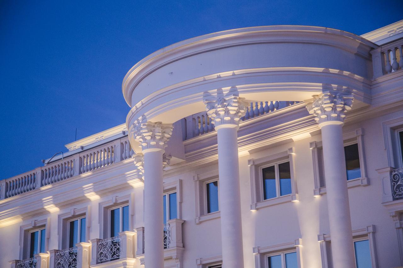 Hotel Villa Pascucci Дуррес Экстерьер фото The hotel at night