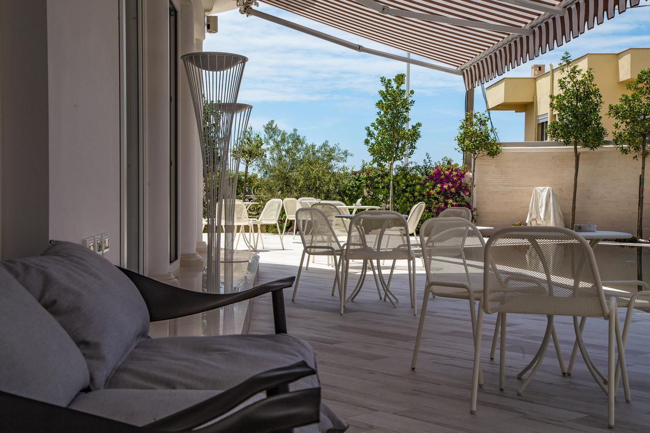 Hotel Villa Pascucci Дуррес Экстерьер фото A balcony