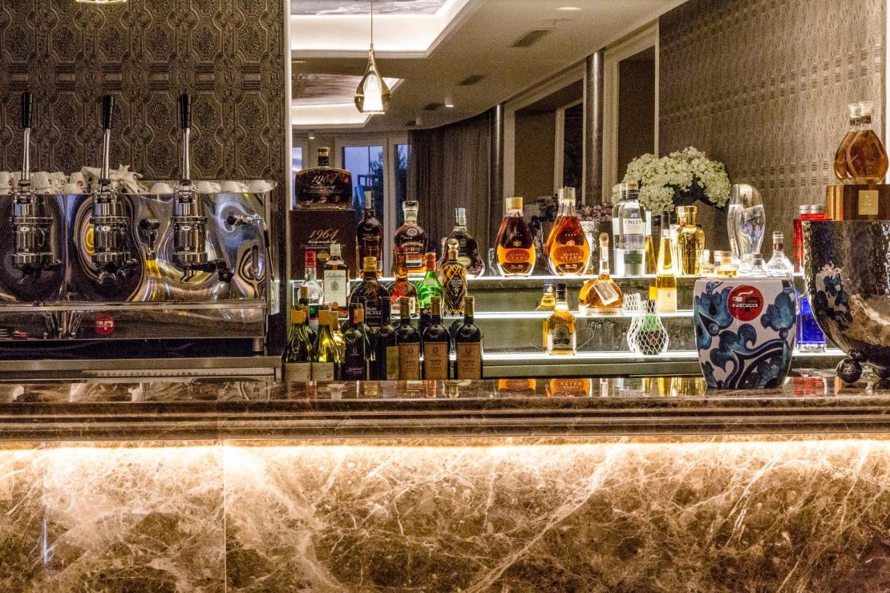 Hotel Villa Pascucci Дуррес Экстерьер фото The bar at the lobby